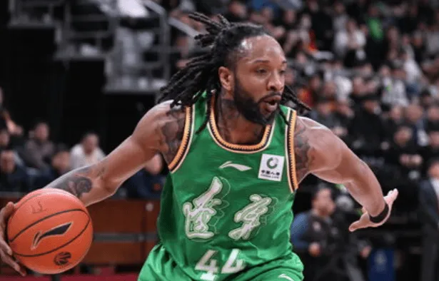 开云官网-威尔斯全场投篮22中15，罚球2中1得到33分4篮板3助攻1抢断